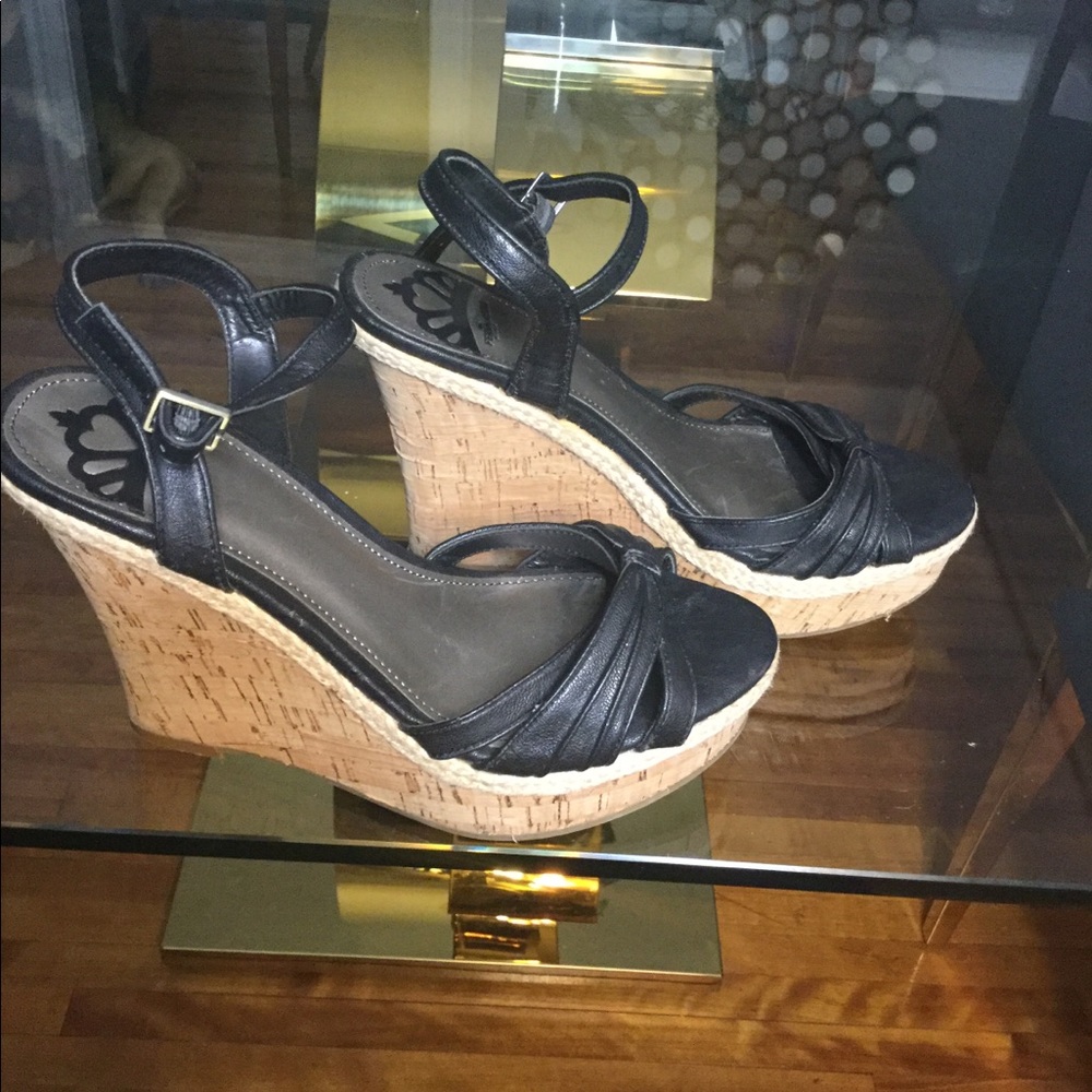 FERGALICIOUS New York Black Platform Sandals Size 8